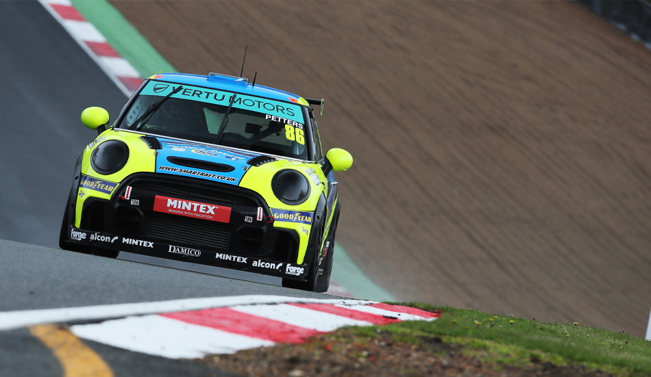racing_blog_mintex-supported-mini-challenge-field-face-deluge-at-brands-hatch-2